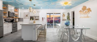 Endless Summer: 5BR 7Beds Heated Pool Light Show