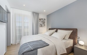 3 bedrooms, in-room safe, iron/ironing board, Internet