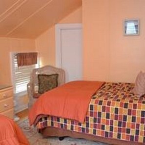 House, Multiple Beds (330 2nd Ave)