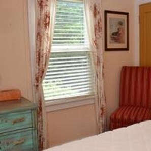 House, Multiple Beds (330 2nd Ave)