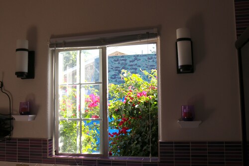 Large Private Oasis with Yard Space, Minutes to Downtown