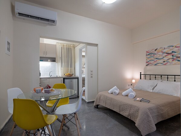 Family Room, 1 Queen Bed with Sofa bed, Non Smoking, Ground Floor | Individually decorated, individually furnished, laptop workspace