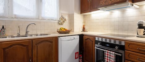 Appartement Luxe, 1 chambre, balcon, vue mer | Cuisine privée | Réfrigérateur, four, plaque de cuisson, machine à expresso