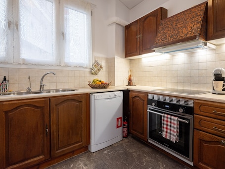Refrigerador, horno, placa de cocina, cafetera expreso