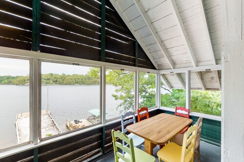 Dog-friendly, porch, kayaks, & million dollar views - right on the water
