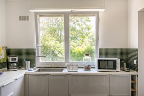 Geladeira, micro-ondas, fogão, lava-louças