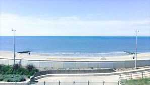 Apartemen, 1 kamar tidur (Beach View) | Pemandangan pantai/laut