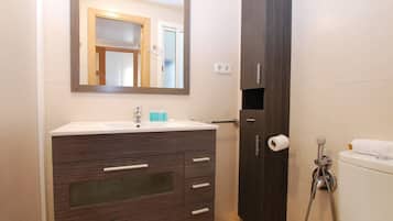 Een douche, handdoeken