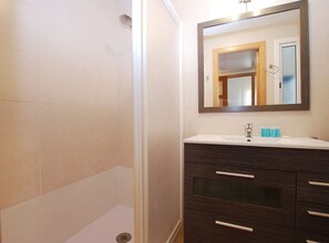 Een douche, handdoeken