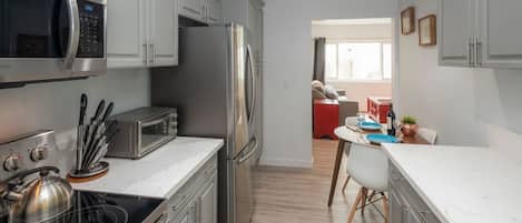 冷蔵庫、電子レンジ、オーブン、コンロ