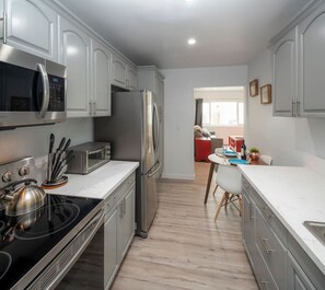 冷蔵庫、電子レンジ、オーブン、コンロ