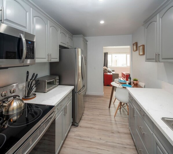 Réfrigérateur, micro-ondes, four, plaque de cuisson