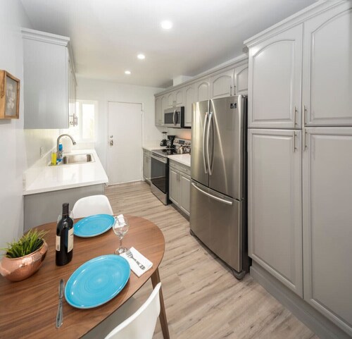 Bright 2 Bedroom 1.5 bath 15 Seconds to the BEACH!