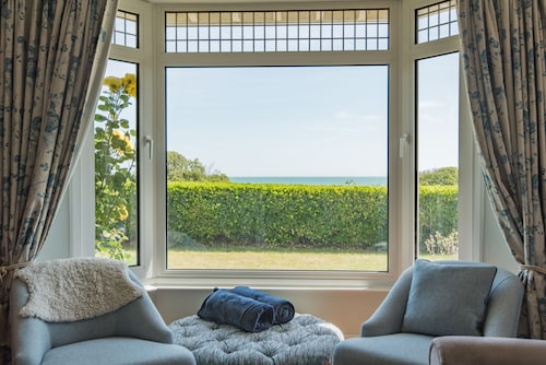 Downsview - A wonderfully large family home on the beach in Kingsdown, Kent sleeping eight