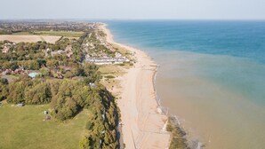 Unclassified image, 4 of 52, button - Downsview - large family home on the beach in Kingsdown (Deal)