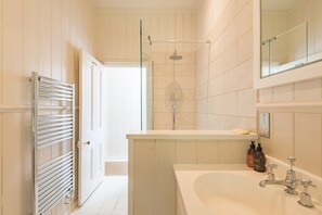 Baignoire, séchoir à cheveux