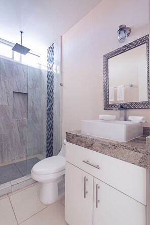 Shower, towels, shampoo, toilet paper - Hotel Carpe Diem Tulum - Equipped Studio (Tulum)