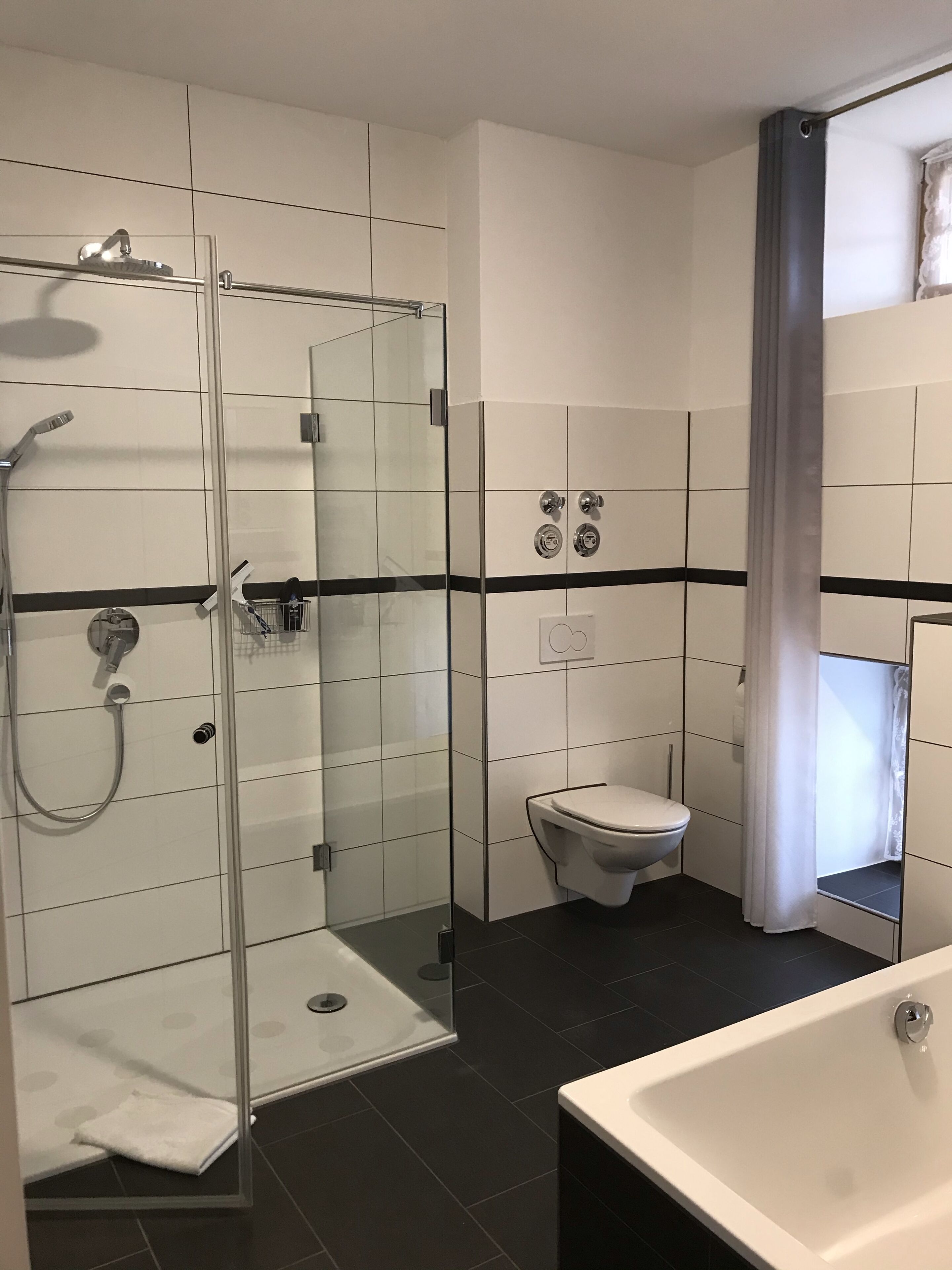 Een bad, een haardroger, handdoeken