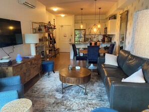 Smart TV, chimenea, futbolito y tenis de mesa 