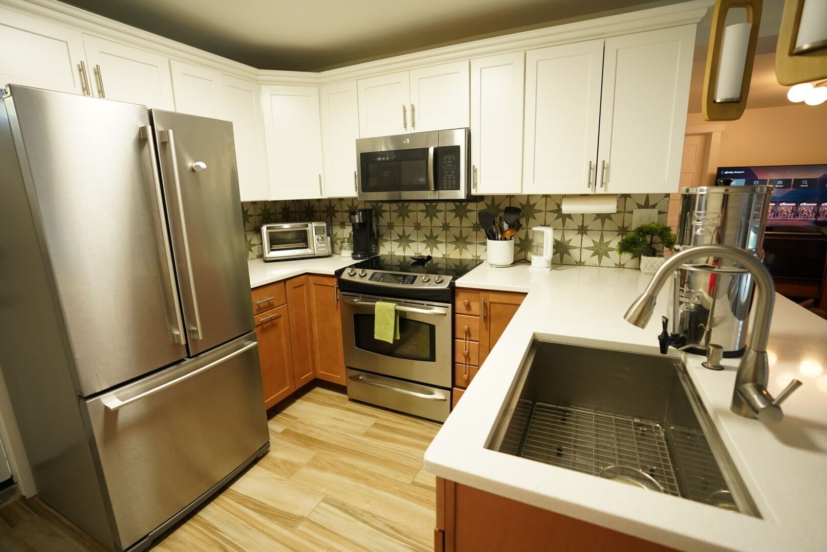 2/1 in historic Riverside w/ porch walk to restaurants and parks