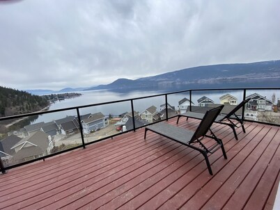 Unobstructed panoramic water & mountain lake front cottage