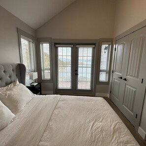 3 bedrooms, iron/ironing board, free WiFi, bed sheets - Unobstructed panoramic water & mountain lake front cottage (Kelowna)