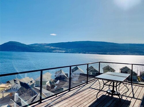 Unobstructed panoramic water & mountain lake front cottage
