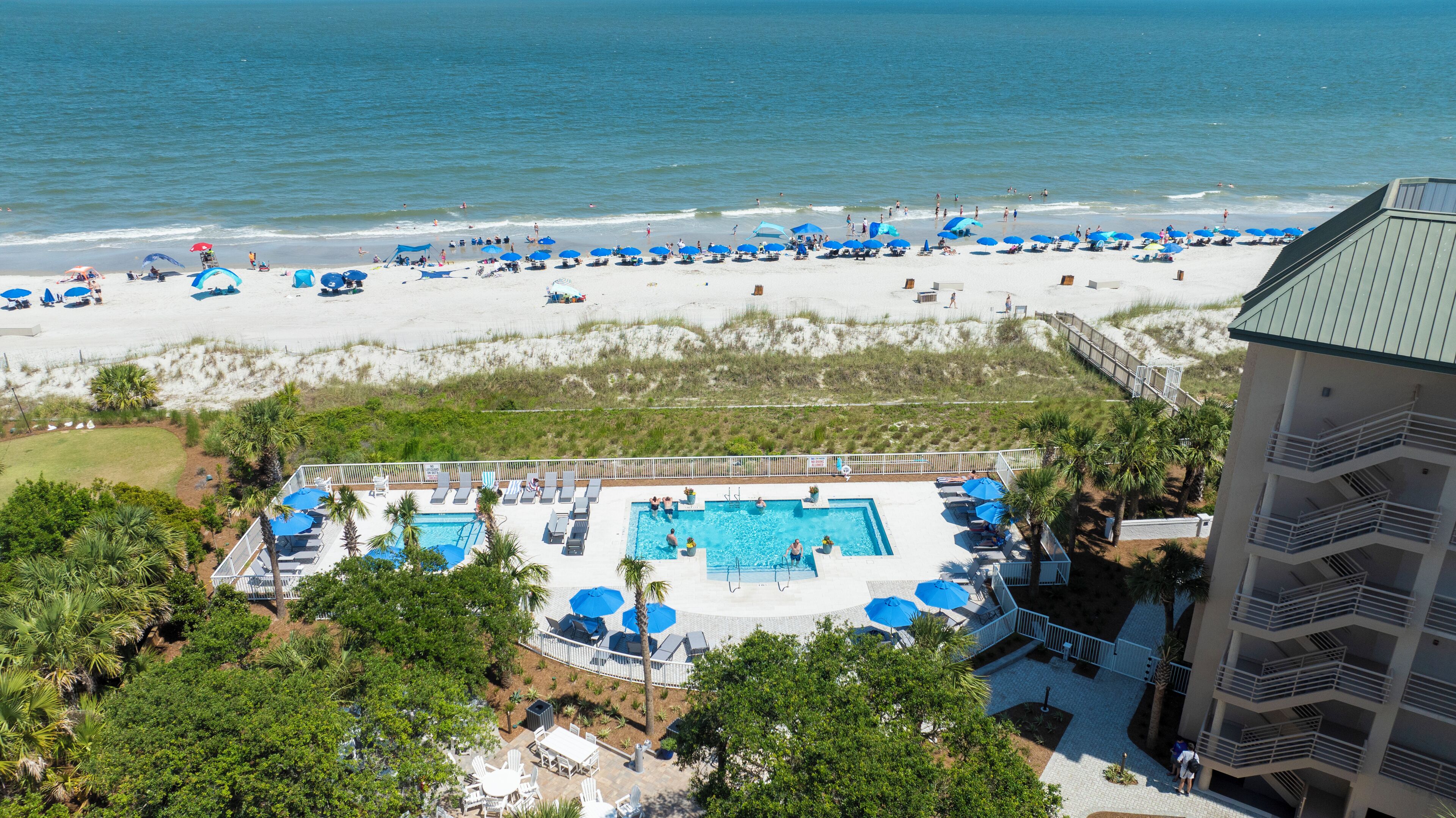 من حمّامات السباحة المغطاة