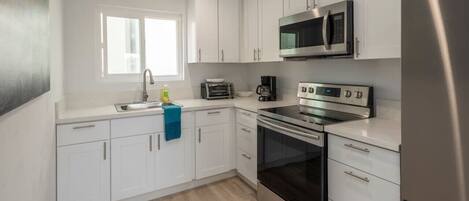 Refrigerador, microondas, horno, placa de cocina