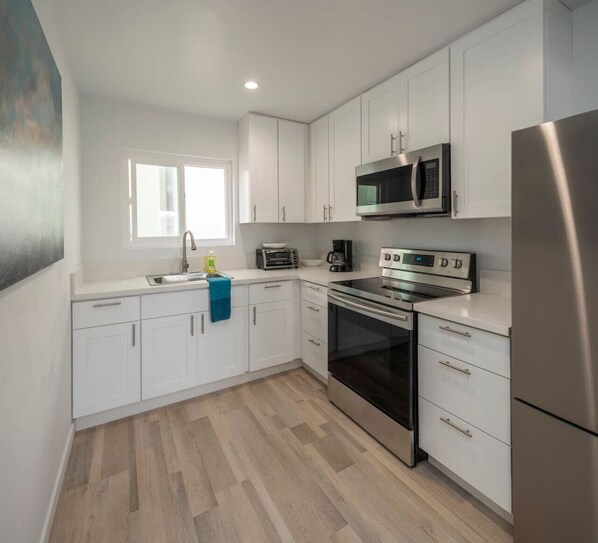 ثلاجة، ميكروويف، فرن، موقد طهي مسطح