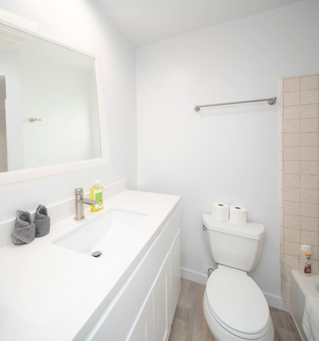 Ein modernes Badezimmer mit Waschbecken, Spiegel und Toilette.