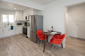 ثلاجة، ميكروويف، فرن، موقد طهي مسطح