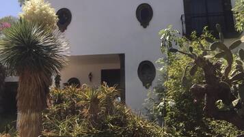 Vista frontal de la propiedad