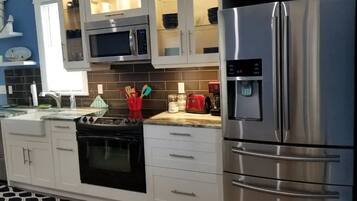 Réfrigérateur, micro-ondes, four, plaque de cuisson