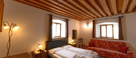 4 bedrooms, free WiFi, bed sheets