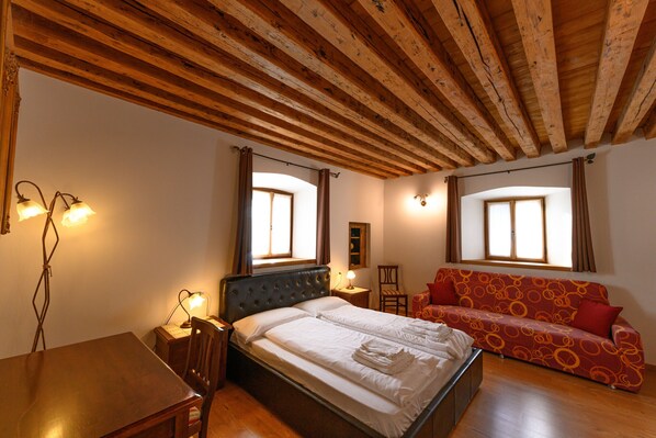 4 bedrooms, free WiFi, bed sheets