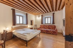 4 bedrooms, free WiFi, bed sheets