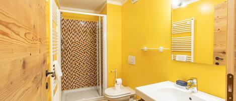 Dusj, hårføner og håndklær