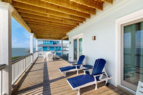 Dog-friendly bayfront home with elevator, pools, hot tubs & game room