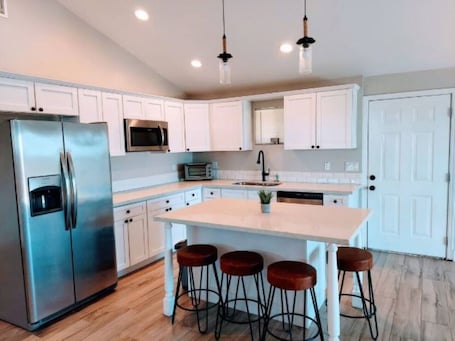 Fridge, microwave, dishwasher, coffee/tea maker. Mountain View Getaway