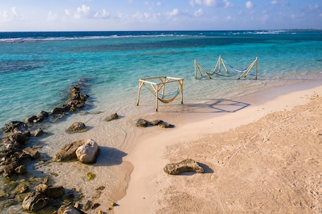 Perto da praia, areia branca, toalhas de praia, massagens na praia