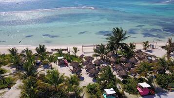 Playa en los alrededores, playa de arena blanca y toallas de playa