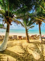 Una playa cerca, arena blanca, toallas de playa, masajes en la playa