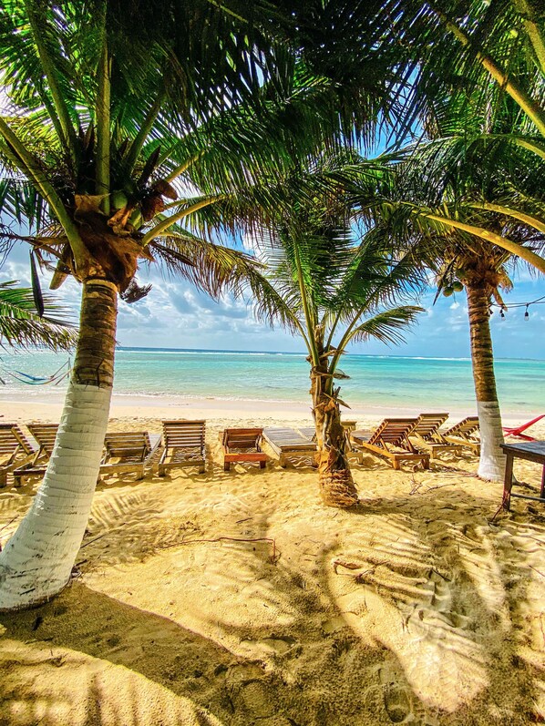 Beach nearby, white sand, beach towels, beach massages - Eco Cabañas BlueKay (Mahahual)