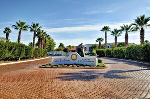 Property grounds - Spacious Condo in Las Palmas Resort (St. George)