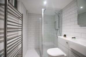 Ensemble douche/baignoire, sèche-cheveux, serviettes fournies