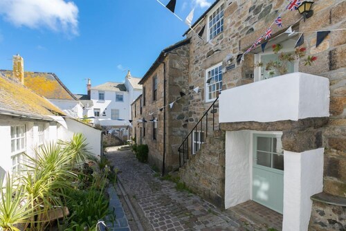 Artist Cottage, Downalong – Sleeps 6 – Dog-Friendly, Off-Site Parking