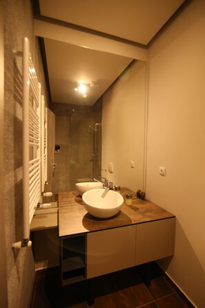 Comfort-Apartment | Badezimmer | Dusche, Regendusche, kostenlose Toilettenartikel, Handtücher