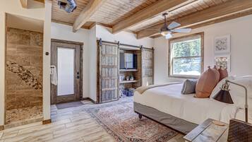 6 bedrooms, desk, free WiFi, bed sheets