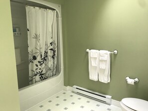 Luxury Double Room, Ensuite, Ocean View (Eagle View) | Bathroom - Cresthaven By the Sea (Maitland)